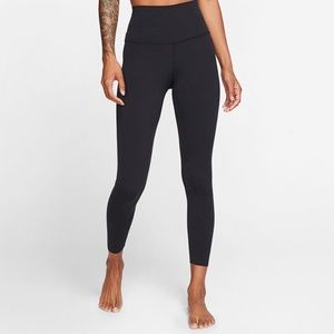 Nike Yoga Luxe - size Medium - almost new!